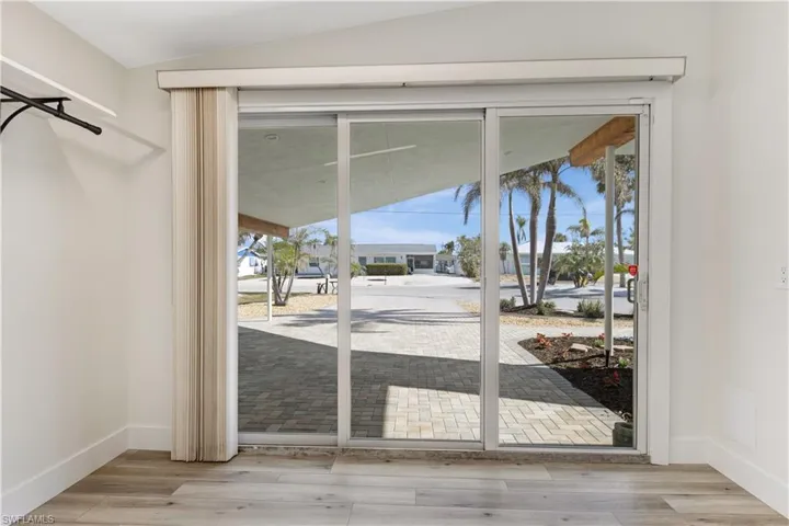 Access to the front yard through the beach room
