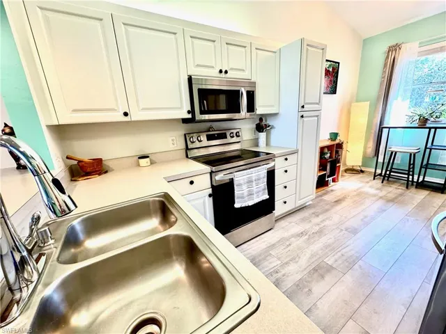 330  Robin Hood  CIR, Naples, FL 34104