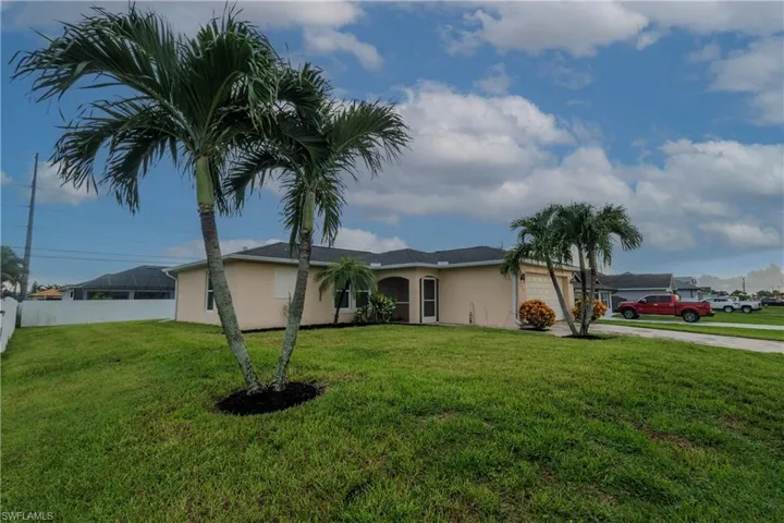 View of front of home featuring stucco siding, an attached garage, and driveway
