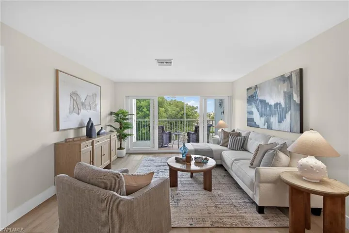 Spacious living room to lanai