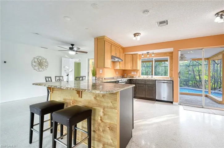 Open Kitchen with huge penninsula bar