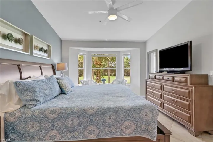 King size bed, high ceilings, charming space
