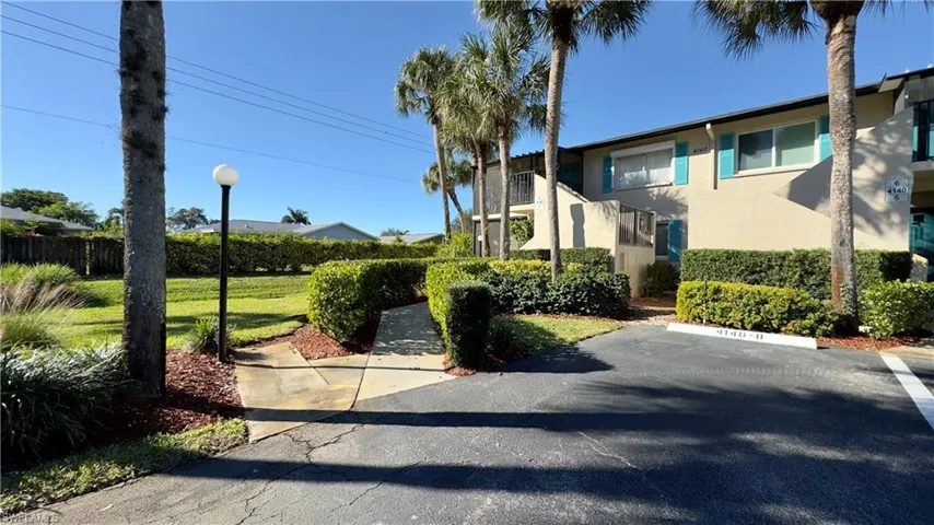 4140  Looking Glass  LN, Naples, FL 34112