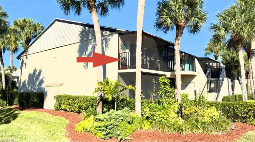 Side view of end unit and private lanai.