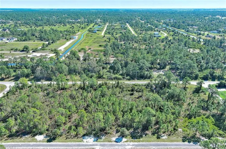 Aerial view of property's location featuring a heavily wooded area