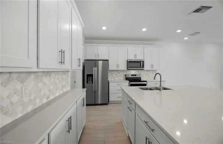 Interior photos are of a similar Augusta plan. Illustration purposes only. Options may vary.