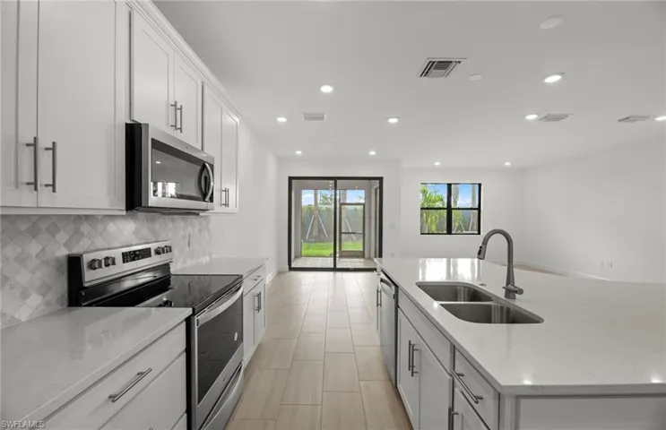 Interior photos are of a similar Augusta plan. Illustration purposes only. Options may vary.
