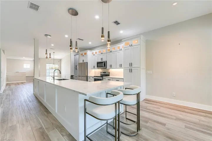STUNNING PENDANT LIGHTING