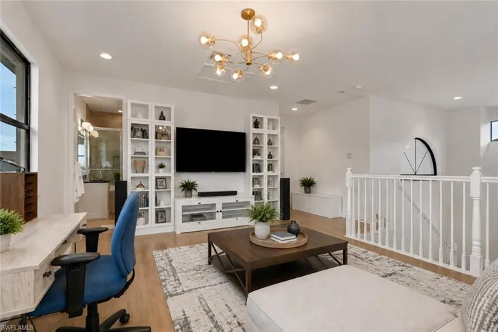 Bright & spacious Loft upstairs with a guest bedroom and full bath