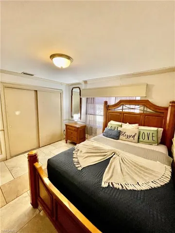 Guest bedroom.