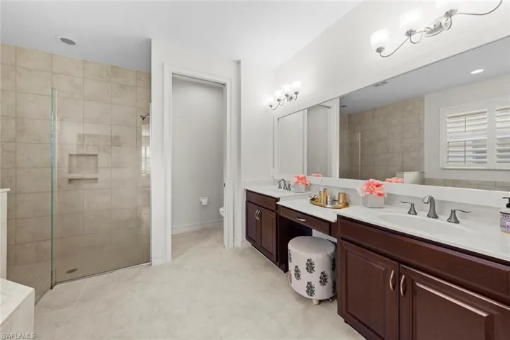 Master ensuite-dual vanities, make-up vanity