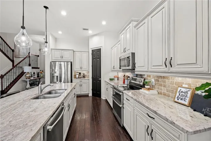 Stainess appliances, walk-in pantry