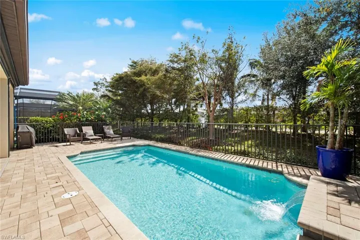 Waterfall feature in pool