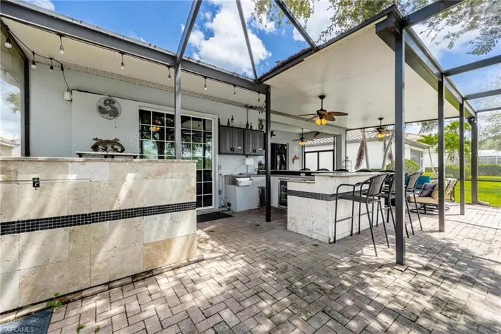 Outdoor kitchen/ bar