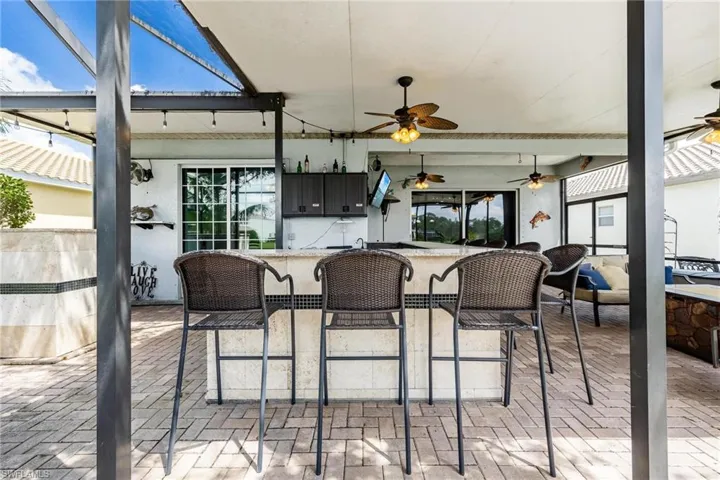 Outdoor kitchen / bar