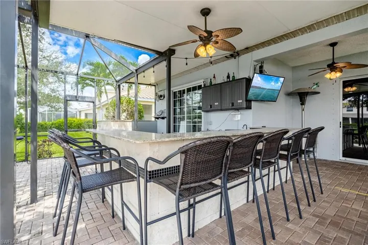 Screen enclosed lanai with outdoor kitchen/ bar