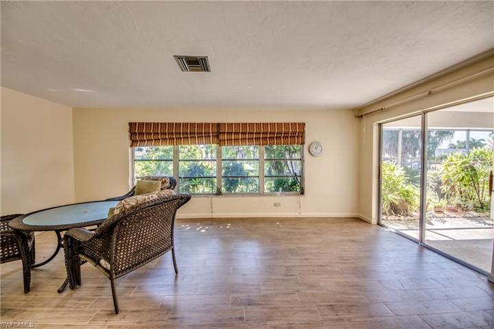 Opens onto the lanai