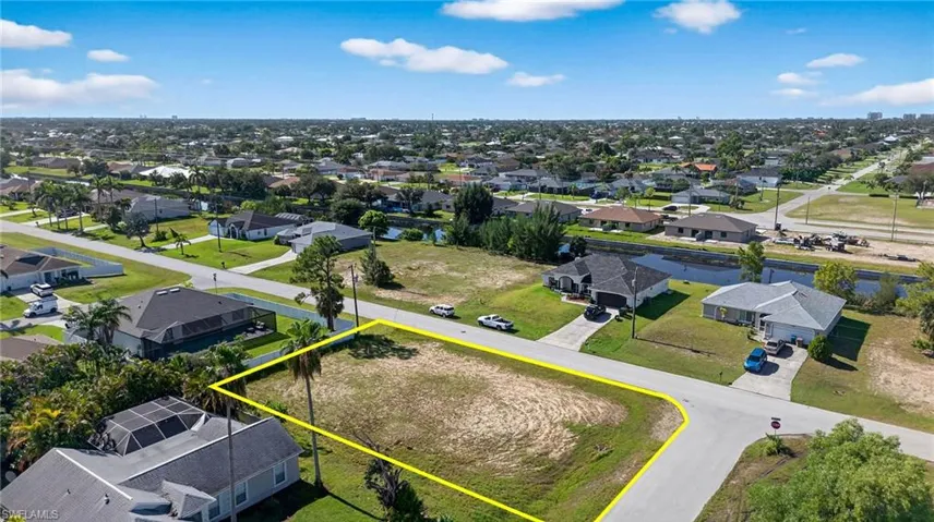 Aerial view of residential area featuring property parcel outlined