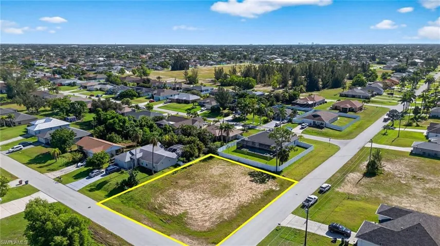 Aerial view of residential area featuring property parcel outlined