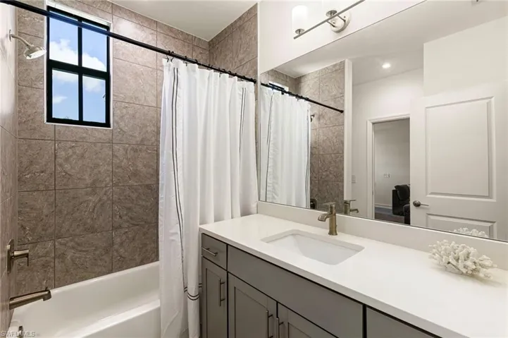 7622  Rockefeller  DR, Naples, FL 34119