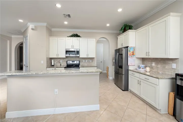 Large Kitchen with breakfast bar/Island