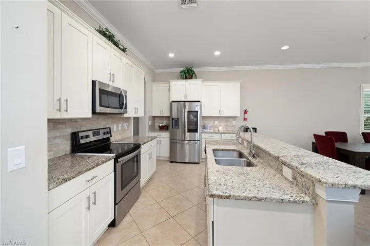 Large Kitchen with Island/breakfast bar, Smart refrigerator, stainless appliances, granite, step in pantry