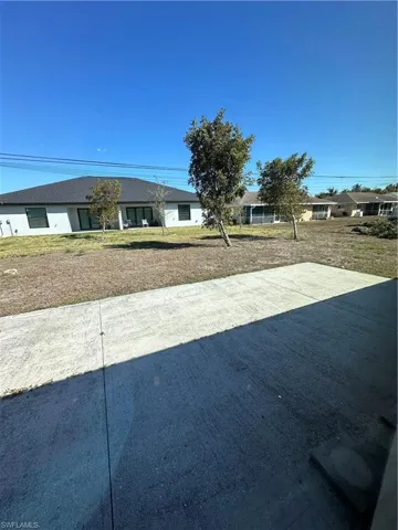 View of grassy yard featuring a residential view