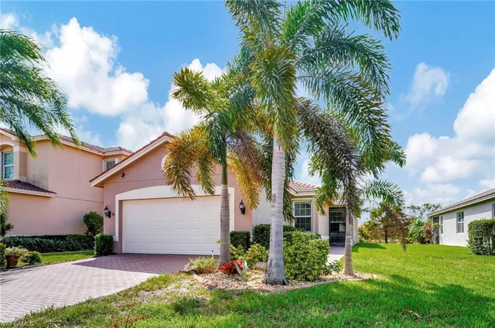 Ranch-style home with decorative driveway, stucco siding, a garage, and a front yard