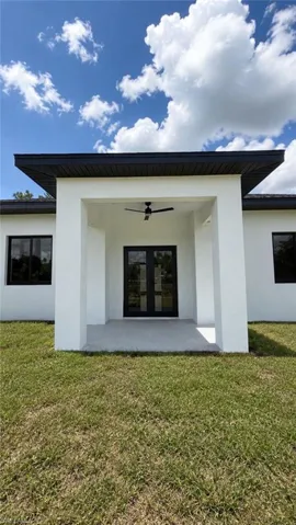 Covered entryway with a ceiling fan