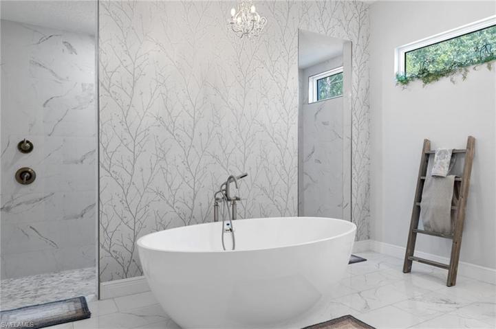 Master Suite/Bathroom