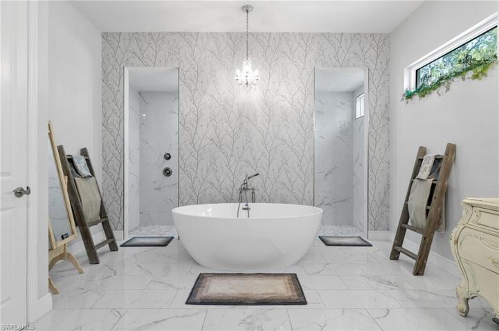 Master Suite/Bathroom