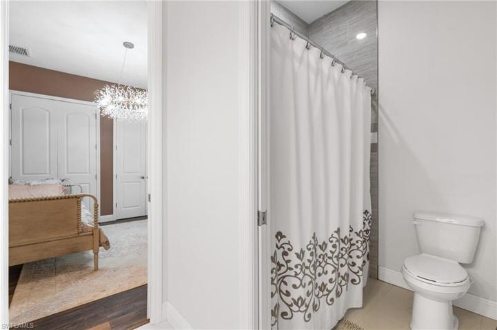 Bathroom 2/Jack and Jill Bathroom