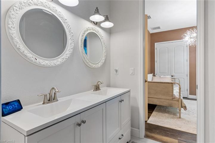 Bathroom 2/Jack and Jill Bathroom