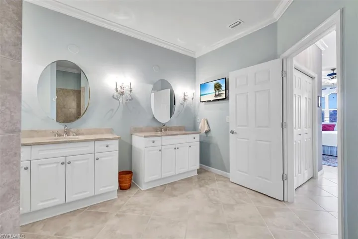 Primary bath dual sinks