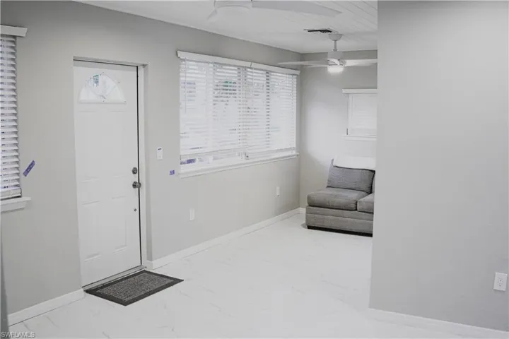 Foyer featuring ceiling fan