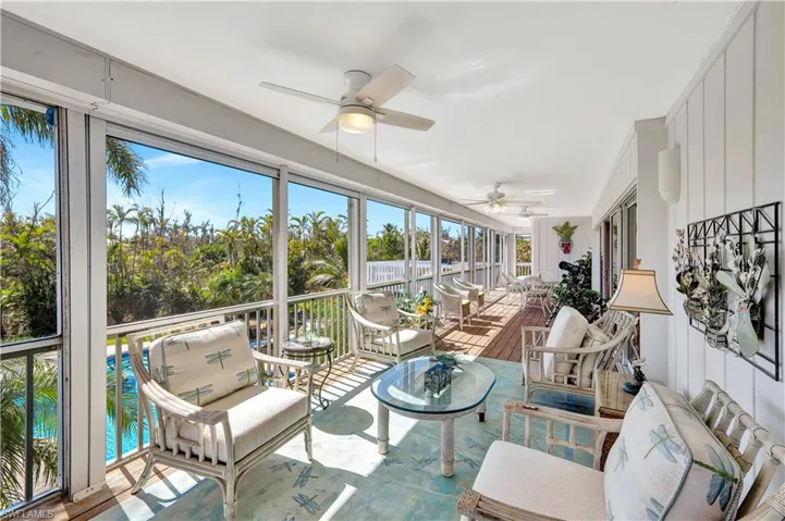 Sunroom / solarium with ceiling fan