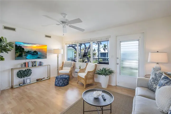 299  8th S AVE, Naples, FL 34102