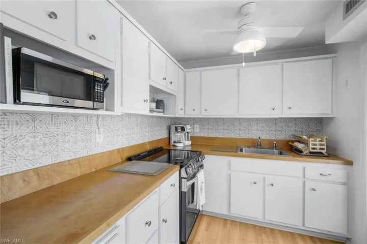 299  8th S AVE, Naples, FL 34102