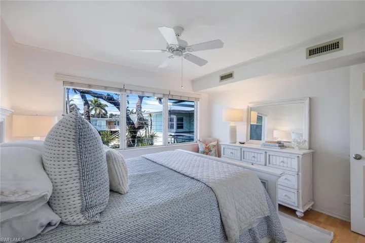 299  8th S AVE, Naples, FL 34102
