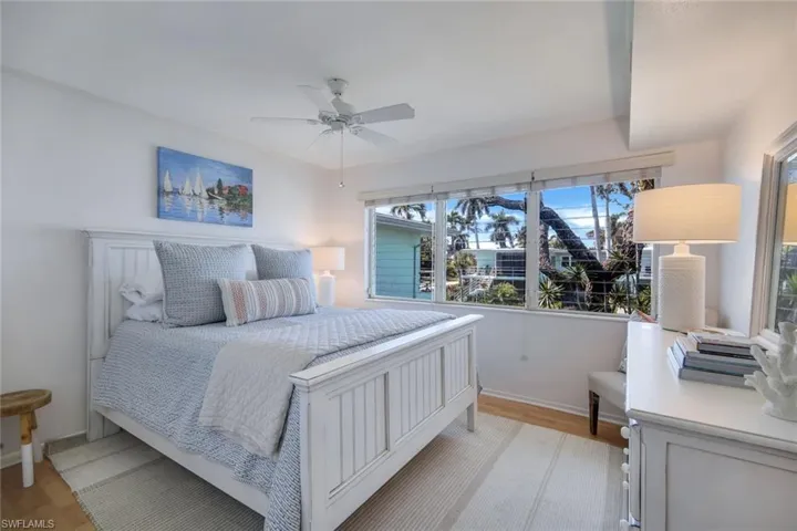 299  8th S AVE, Naples, FL 34102
