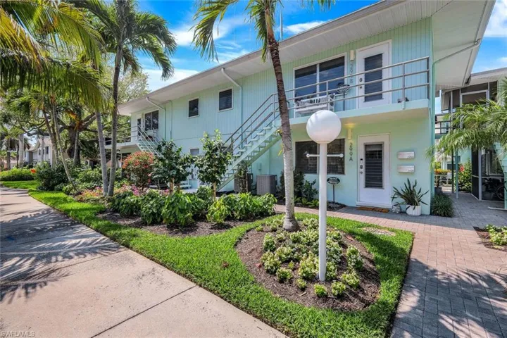 299  8th S AVE, Naples, FL 34102