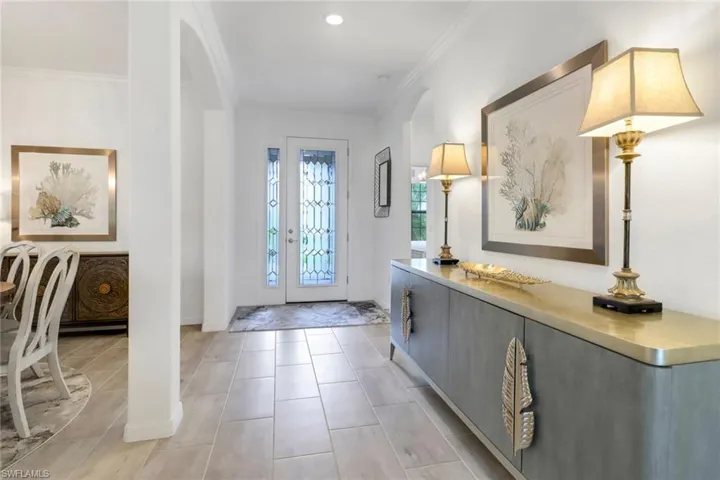 Tiled entryway with molding