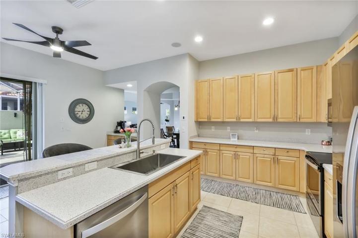 Large eat in Kitchen, plenty of counter space