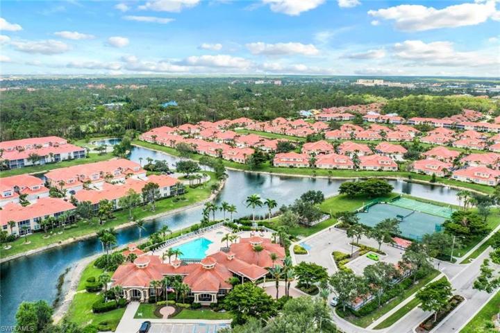 Community w/plenty of sidewalks, lakes and mature vegetation in heart of Ft. Myers