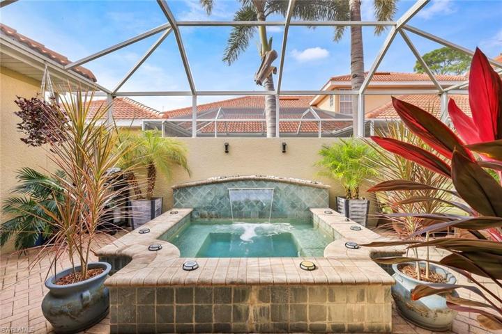 Large built in hot tub w/new heater and pump w/automation system