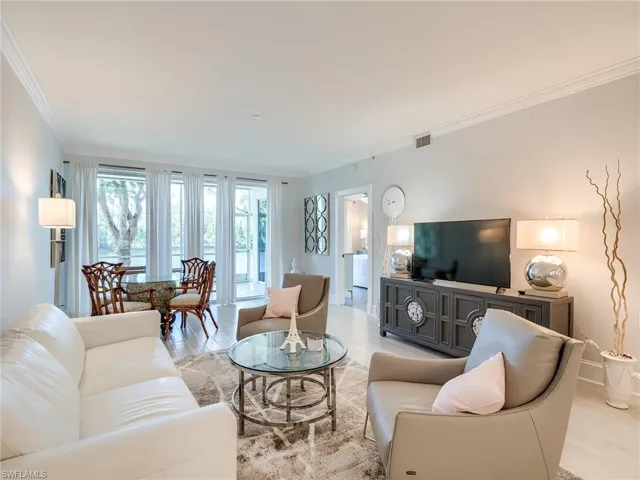 Stunning Light & Bright Living!