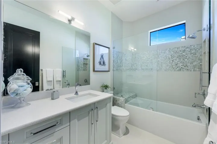 Rear Guest En-Suite Bathroom