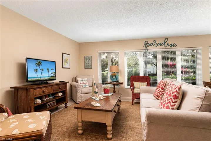 284  4th S ST, Naples, FL 34102