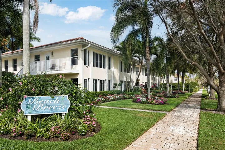 284  4th S ST, Naples, FL 34102