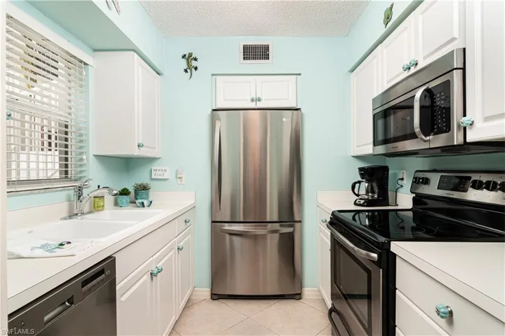 284  4th S ST, Naples, FL 34102